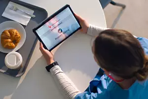 一位澳门金沙官网的学生在平板电脑上查看自己的技能简介