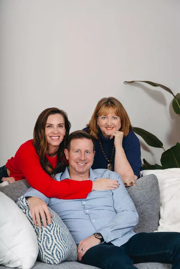 ������ý alumni and family members Nicole Johnson, Elliott Johnson and Julie Johnson pose for a photo