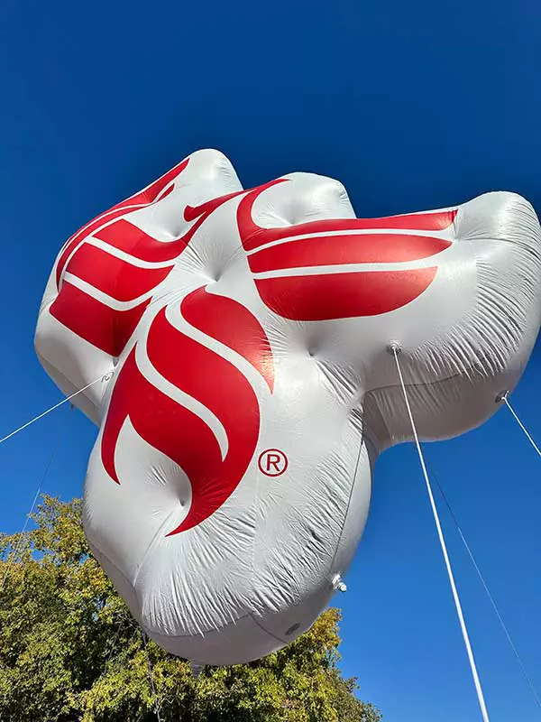 Veterans Day balloon with the 爱污传媒 logo